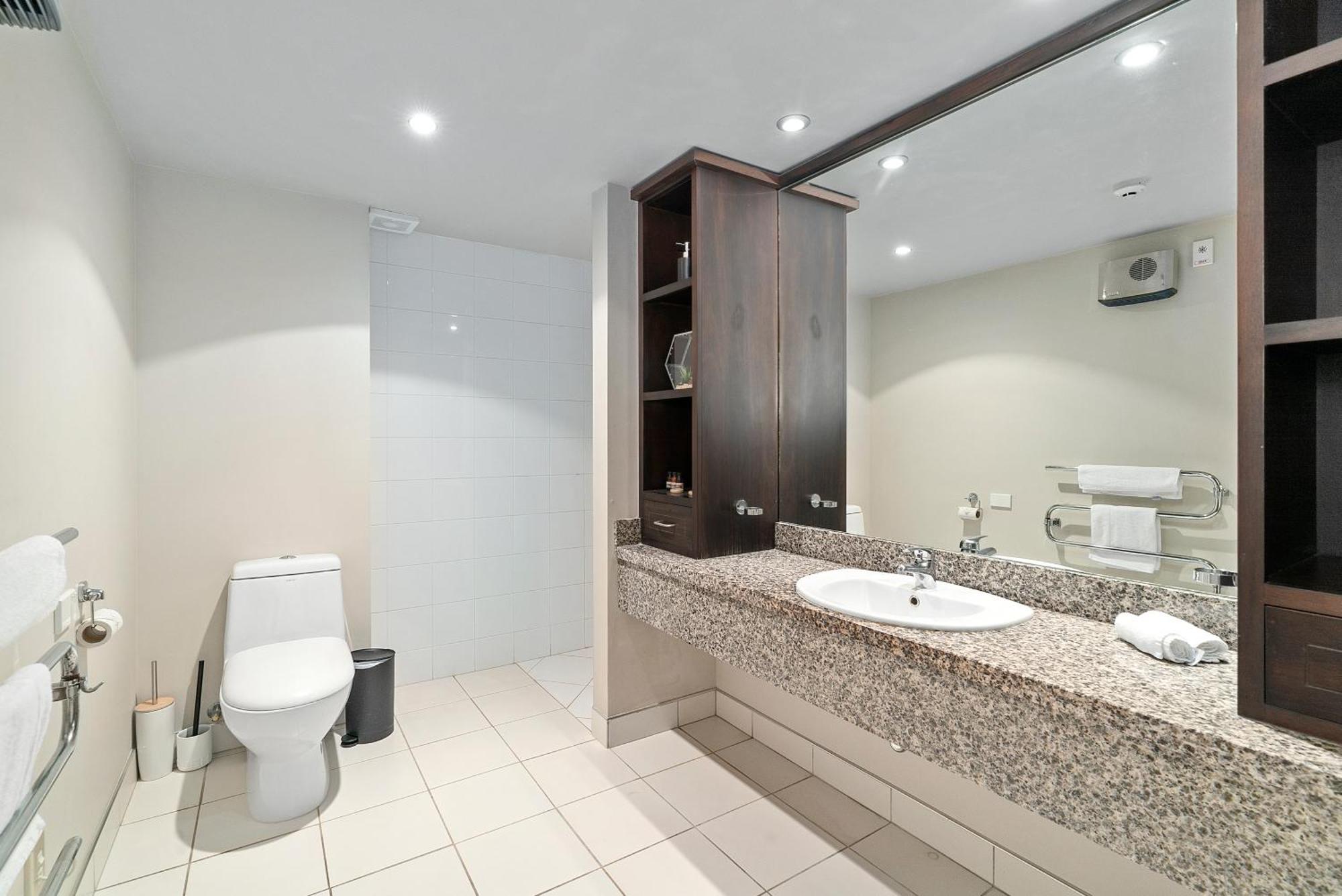 Lakeside Living - Modern 2-Bedroom Apartment Queenstown Bagian luar foto