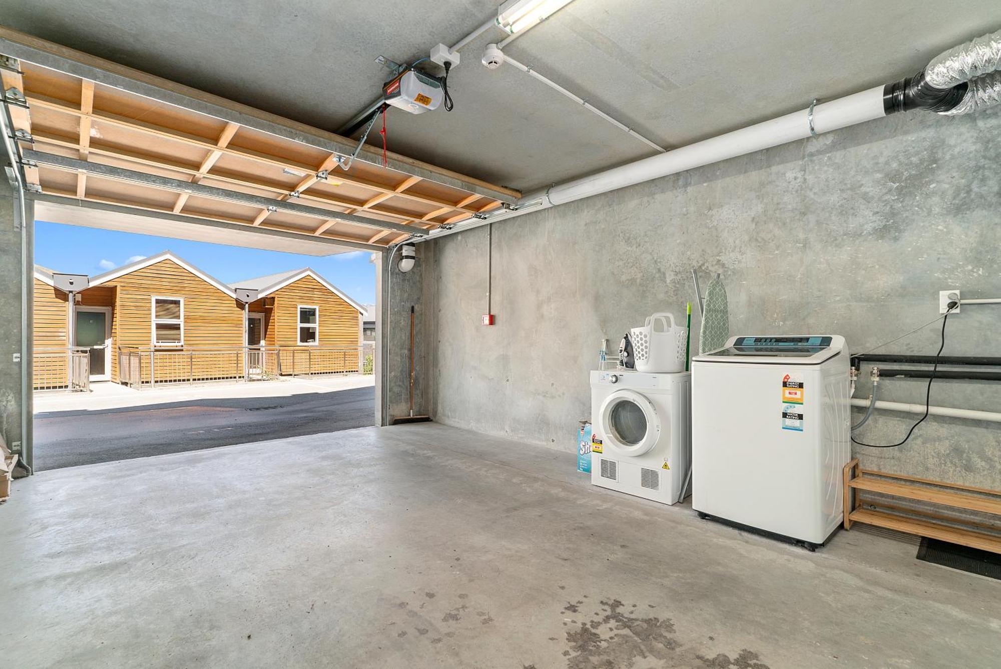 Lakeside Living - Modern 2-Bedroom Apartment Queenstown Bagian luar foto
